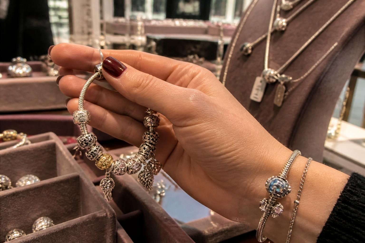 profitez de notre vente privée exclusive de bijoux pandora et trouvez des trésors rares pour sublimer votre style à prix exceptionnel.