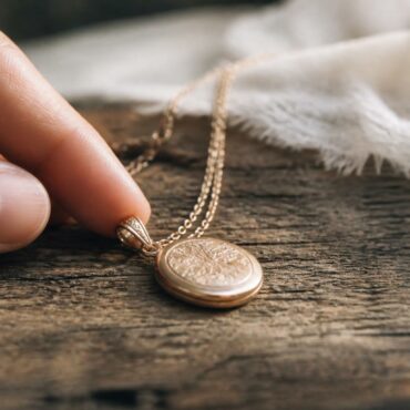 explorez l'art unique des bijoux reminescence, conçus pour raconter votre histoire personnelle à travers des créations élégantes et chargées de souvenirs.