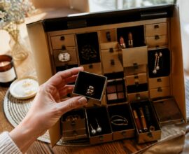 découvrez notre calendrier de l'avent bijoux et maquillage pour une surprise quotidienne glamour et élégante tout au long du mois de décembre.