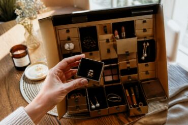 découvrez notre calendrier de l'avent bijoux et maquillage pour une surprise quotidienne glamour et élégante tout au long du mois de décembre.
