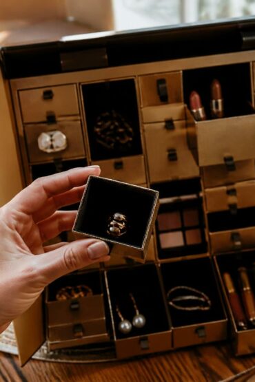 découvrez notre calendrier de l'avent bijoux et maquillage pour une surprise quotidienne glamour et élégante tout au long du mois de décembre.