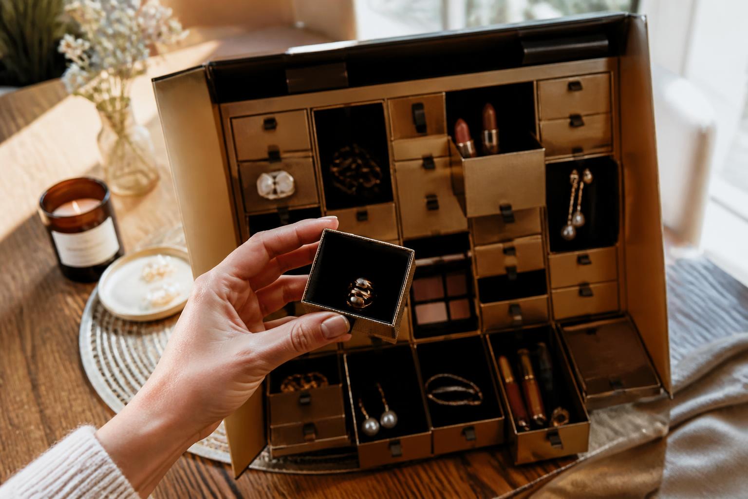 découvrez notre calendrier de l'avent bijoux et maquillage pour une surprise quotidienne glamour et élégante tout au long du mois de décembre.