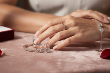 découvrez les bijoux pandora spécialement sélectionnés pour la saint valentin, des cadeaux élégants et romantiques qui feront fondre le cœur de votre partenaire.