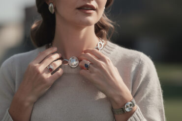 découvrez notre collection de bijoux année 60 pour femme, des pièces vintage élégantes qui font sensation cette saison et subliment votre style.