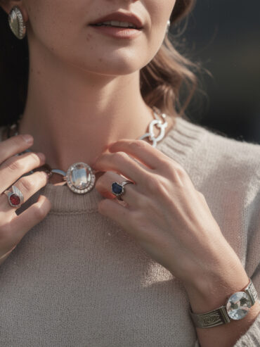 découvrez notre collection de bijoux année 60 pour femme, des pièces vintage élégantes qui font sensation cette saison et subliment votre style.