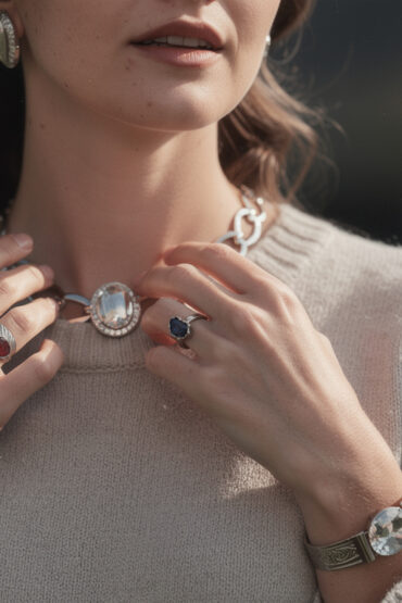 découvrez notre collection de bijoux année 60 pour femme, des pièces vintage élégantes qui font sensation cette saison et subliment votre style.