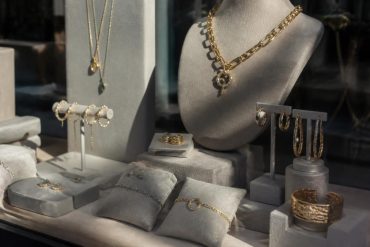 découvrez nos bijoux en soldes aux galeries lafayette et sublimez votre style avec des pièces élégantes à prix réduits.
