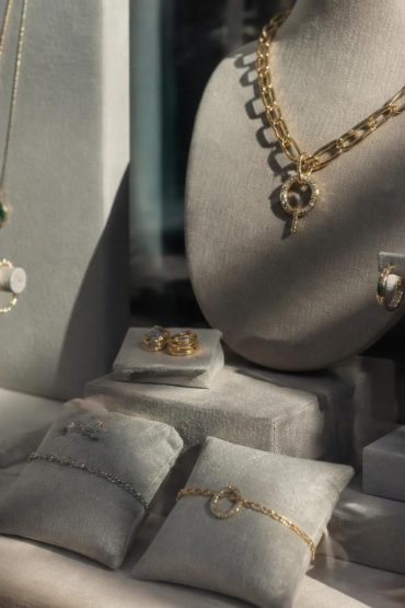 découvrez nos bijoux en soldes aux galeries lafayette et sublimez votre style avec des pièces élégantes à prix réduits.