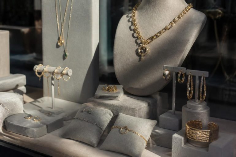 découvrez nos bijoux en soldes aux galeries lafayette et sublimez votre style avec des pièces élégantes à prix réduits.