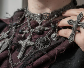 explorez notre sélection unique de bijoux fantaisie gothique à petits prix pour ajouter une touche mystérieuse et élégante à votre look.