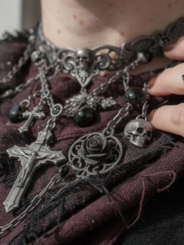 explorez notre sélection unique de bijoux fantaisie gothique à petits prix pour ajouter une touche mystérieuse et élégante à votre look.