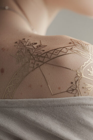 explorez les tendances 2025 des tatouages bijoux pour l'épaule, alliant élégance et originalité pour sublimer votre style avec des motifs raffinés et modernes.