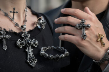 explorez les tendances incontournables des bijoux croix gothique en 2025 et ajoutez une touche unique et audacieuse à votre style.