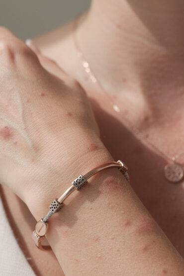 découvrez si les bijoux parfumés sont adaptés aux peaux sensibles, leurs bienfaits, précautions et conseils pour profiter de ces accessoires sans irritation.