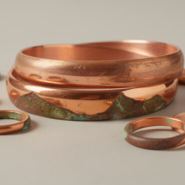 découvrez si le cuivre rouille vraiment et apprenez à comprendre l'oxydation de vos bijoux en cuivre pour les entretenir efficacement et préserver leur éclat.