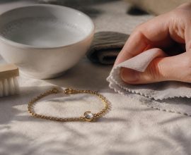 découvrez les astuces incontournables pour entretenir et nettoyer facilement vos bijoux en plaqué or, afin de leur rendre tout leur éclat et prolonger leur durée de vie.
