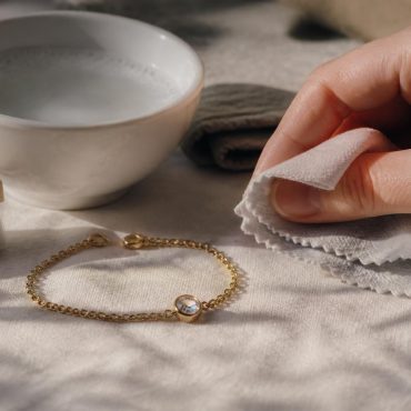 découvrez les astuces incontournables pour entretenir et nettoyer facilement vos bijoux en plaqué or, afin de leur rendre tout leur éclat et prolonger leur durée de vie.