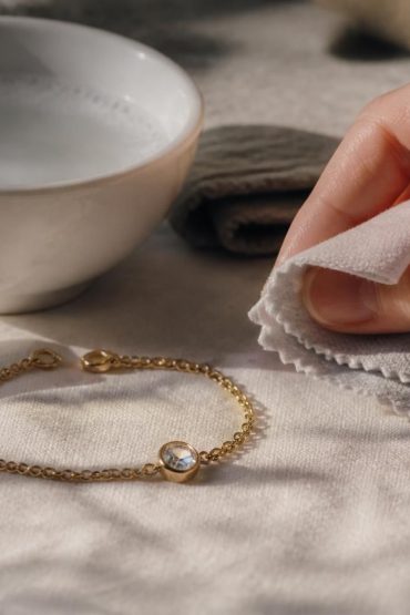 découvrez les astuces incontournables pour entretenir et nettoyer facilement vos bijoux en plaqué or, afin de leur rendre tout leur éclat et prolonger leur durée de vie.
