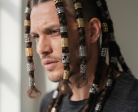découvrez comment les bijoux de cheveux pour tresse afro homme apportent une touche d'élégance incontournable à votre style, alliant tradition et modernité avec raffinement.