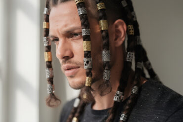 découvrez comment les bijoux de cheveux pour tresse afro homme apportent une touche d'élégance incontournable à votre style, alliant tradition et modernité avec raffinement.