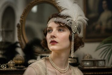 découvrez les bijoux de tête emblématiques des années folles, symbole d'élégance et d'audace qui ont révolutionné la mode de l'époque.