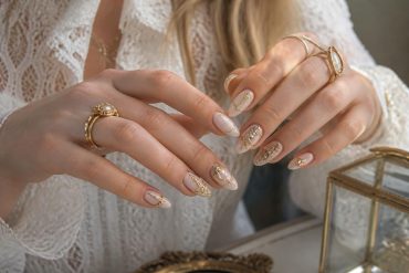 découvrez les bijoux d'ongles, la tendance incontournable pour sublimer vos mains avec élégance et originalité. apportez une touche unique à votre style grâce à ces accessoires minutieusement conçus.