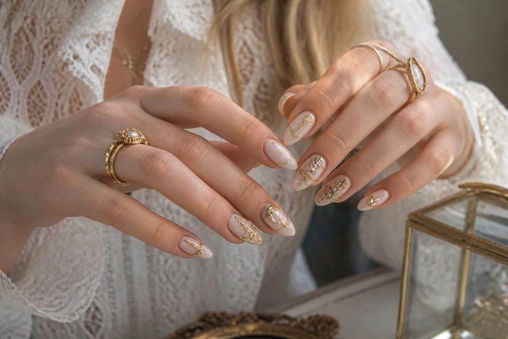 découvrez les bijoux d'ongles, la tendance incontournable pour sublimer vos mains avec élégance et originalité. apportez une touche unique à votre style grâce à ces accessoires minutieusement conçus.