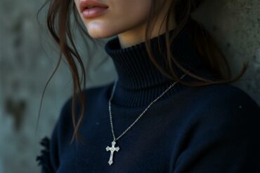 découvrez notre collection de croix en pendentif pour femme, un symbole d'élégance intemporelle qui allie foi et style. chaque pièce est soigneusement conçue pour sublimer votre look tout en portant un message significatif. idéales pour les occasions spéciales ou un usage quotidien.