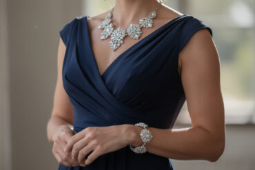 découvrez comment choisir les meilleurs bijoux pour sublimer une robe bleu marine et rehausser votre style avec élégance et raffinement.
