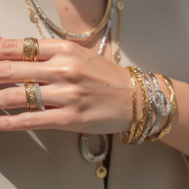 découvrez comment mixer bijoux en or et en argent avec style grâce à notre guide ultime pour un look élégant et harmonieux.