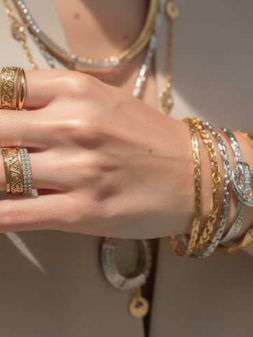 découvrez comment mixer bijoux en or et en argent avec style grâce à notre guide ultime pour un look élégant et harmonieux.