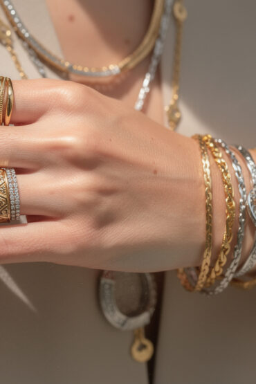 découvrez comment mixer bijoux en or et en argent avec style grâce à notre guide ultime pour un look élégant et harmonieux.