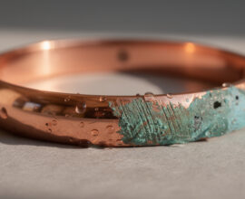 découvrez pourquoi les bijoux en cuivre changent de couleur en raison de l'oxydation et apprenez les meilleures méthodes pour prévenir et restaurer leur éclat.
