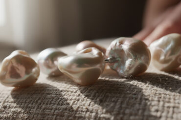 découvrez pourquoi les perles baroques attirent les amateurs de bijoux uniques grâce à leur forme irrégulière et leur charme authentique.