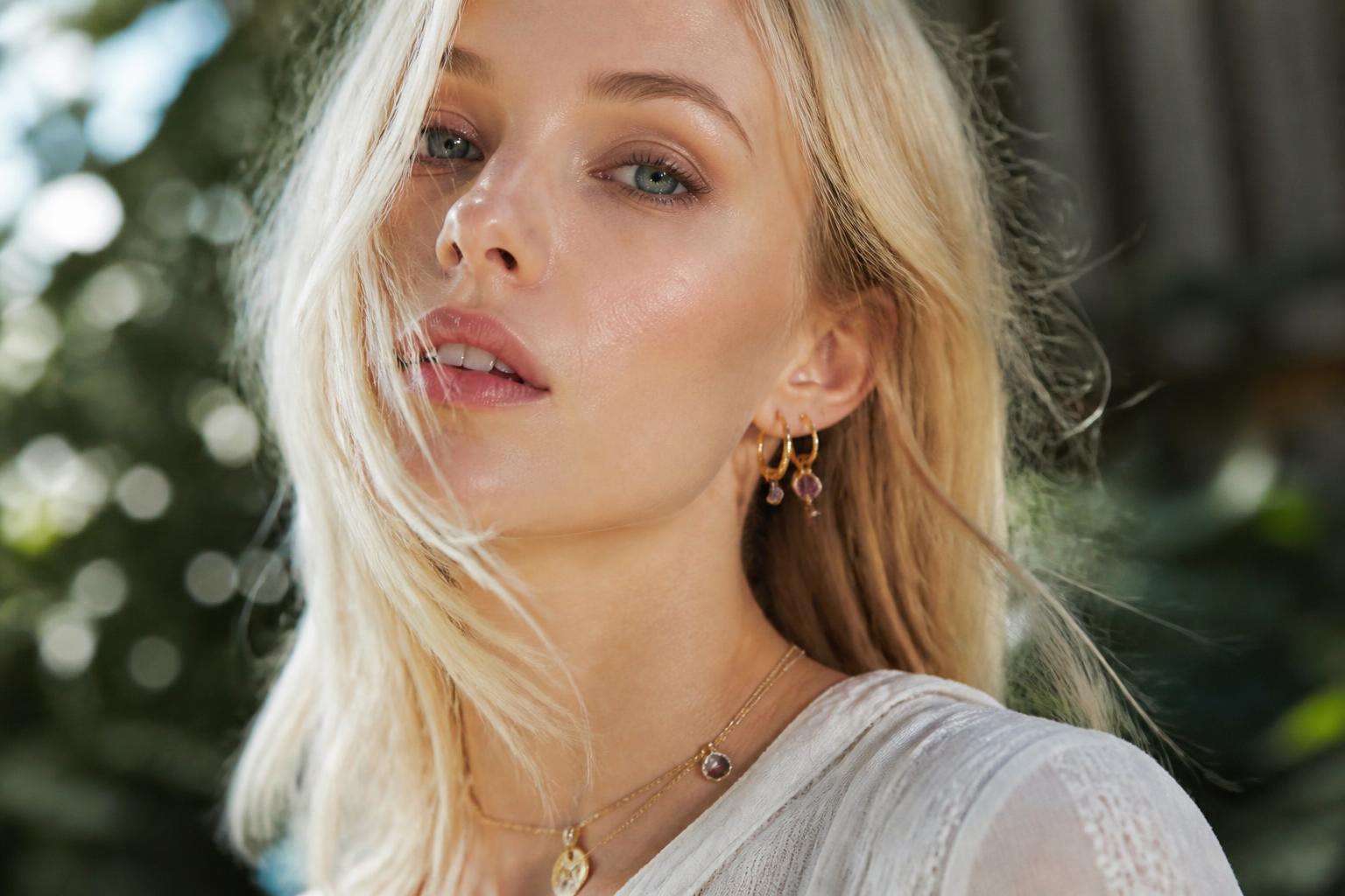 découvrez quelles couleurs de bijoux subliment le mieux les blondes et apprenez à choisir les options parfaites pour mettre en valeur votre style et votre carnation.