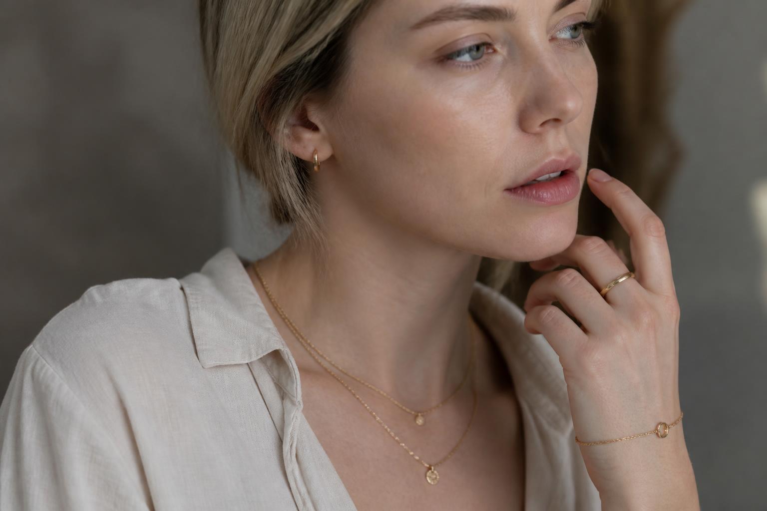 découvrez quels bijoux choisir pour sublimer un look minimaliste avec élégance et simplicité, en mettant en avant des pièces discrètes mais raffinées.