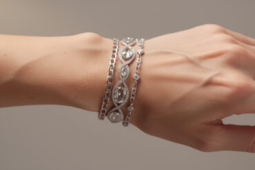 découvrez notre sélection élégante de tatouages bijoux pour le poignet, spécialement conçus pour sublimer le style féminin avec délicatesse et originalité.