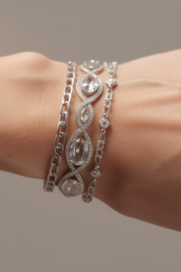 découvrez notre sélection élégante de tatouages bijoux pour le poignet, spécialement conçus pour sublimer le style féminin avec délicatesse et originalité.