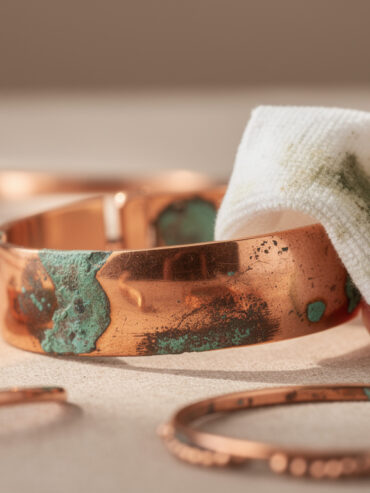 découvrez comment identifier le vert-de-gris sur vos bijoux en cuivre et apprenez des méthodes efficaces pour l'enlever facilement, afin de préserver leur éclat et leur beauté.