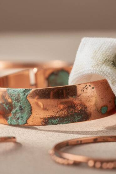 découvrez comment identifier le vert-de-gris sur vos bijoux en cuivre et apprenez des méthodes efficaces pour l'enlever facilement, afin de préserver leur éclat et leur beauté.