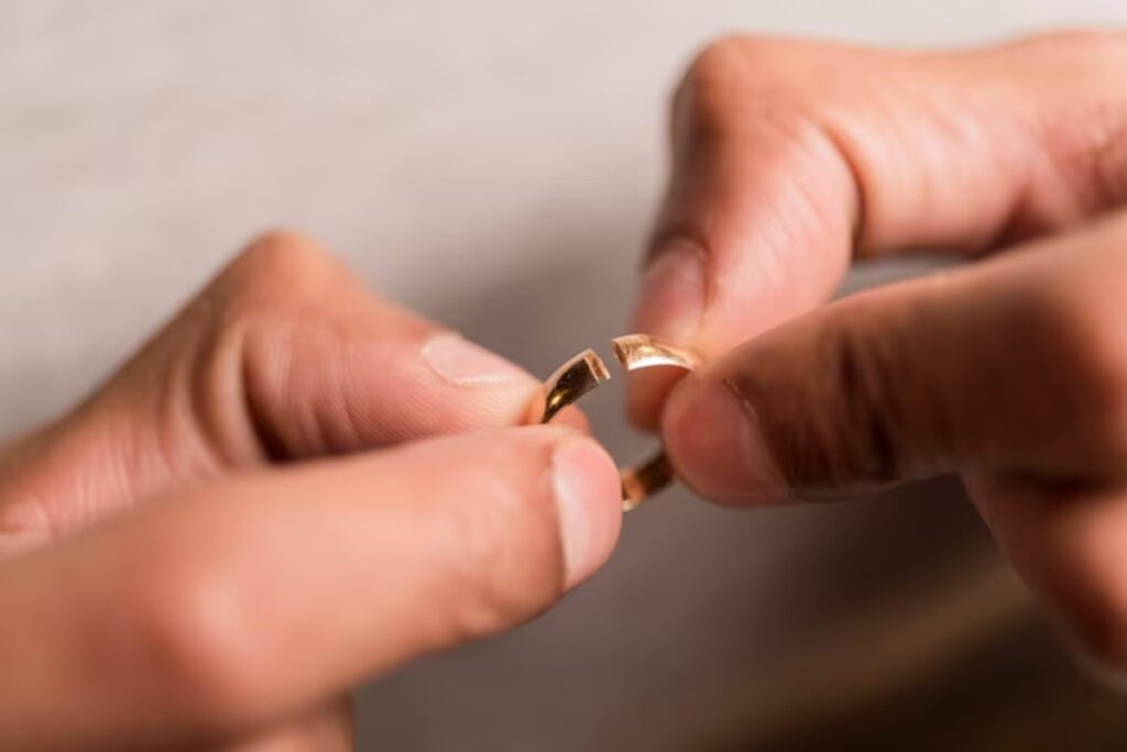 Comment recoller une bague soi-même pour la réparer