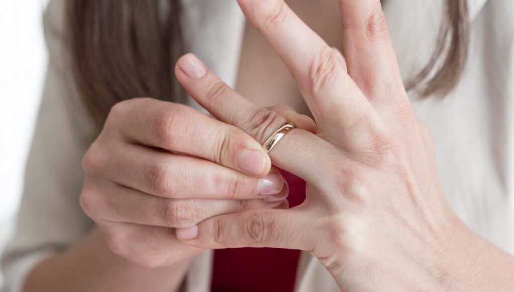Comment savoir si une bague est trop serrée