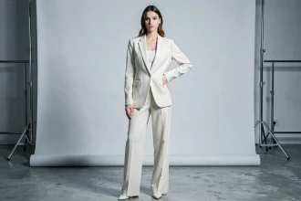 Mannequin grande taille debout dans un studio de mode professionnel, illustrant les standards de taille dans l'industrie de la mode